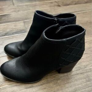 Fergalicious Women’s Ankle Boot in Black Size 7.5-Like New